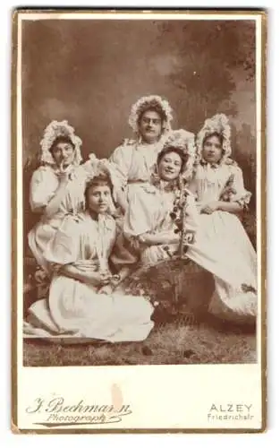 Fotografie J. Beckmann, Alzey, junge Frauen und ein Mann als Baby / Kleinkind verkleidet zur Fastnacht 1894, Kostüm