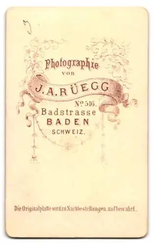 Fotografie J. A. Ruegg, Baden (Schweiz), junger Maler mit Farbpalette und Pinsel im Atelier