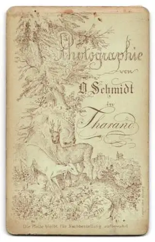 Fotografie O. Schmidt, Tharand, junger Mann in arabischer Tracht raucht Wasserpfeife und hält Pistole in der Hand