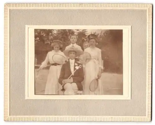 Fotografie Miss Eleanor, Ansicht Glauchau, Herren und Damen bei einer Tennispartie in Glauchau 1910