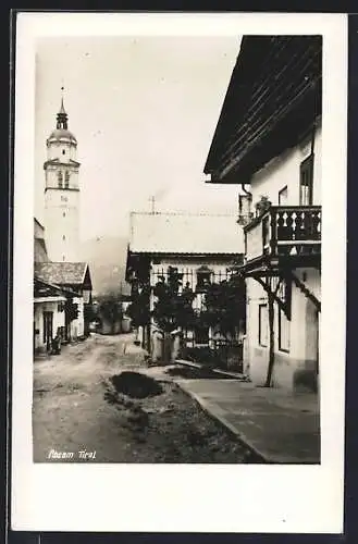 AK Absam /Tirol, Strassenpartie mit Kirche