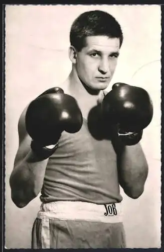 AK Boxer Emil Schulz in Pose