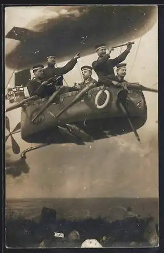 Foto-AK Zeppelin als Studiokulisse, Soldaten in Uniform an den Bordgeschützen