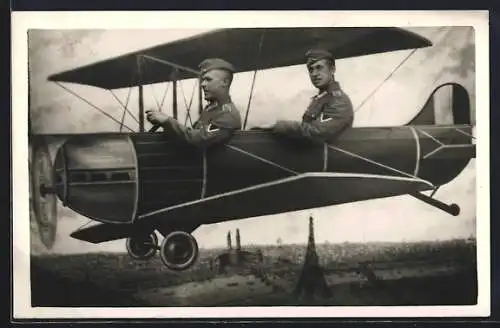 Foto-AK Zwei Soldaten in Uniform im Flugzeug, Studiokulisse