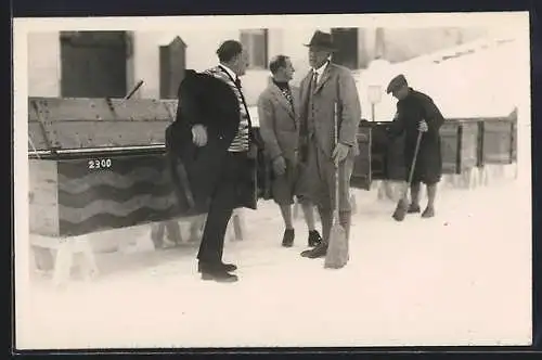 Foto-AK Herrengruppe vor dem Curling-Spiel am Spielfeldrand