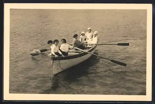 Foto-AK Ruderboot mit jungen Damen auf dem Wasser