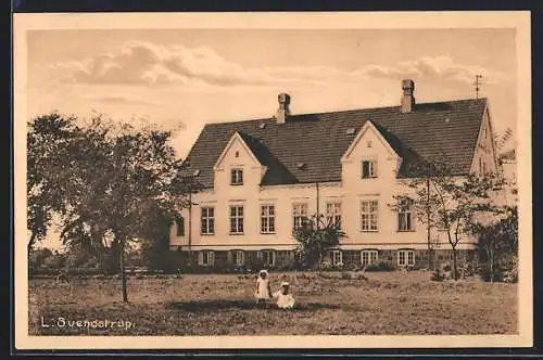 AK L. Svendstrup, Gebäudeansicht mit Kindern