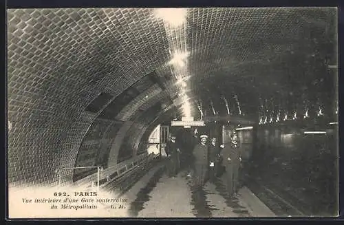 AK Paris, Vue interieure d'une Gare souterraine de Metropolitain, Bahnsteig im U-Bahnhof