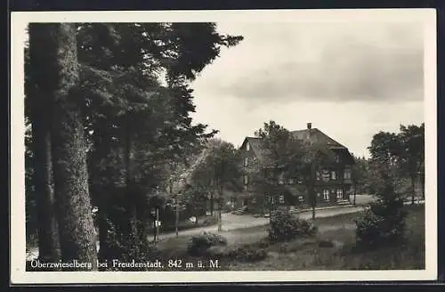 AK Oberzwieselberg /Freudenstadt, Hotel-Pension Hirsch-Post F. Braun mit Strasse aus der Vogelschau