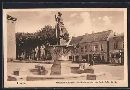 AK Husum / Nordsee, Asmussen-Woldsen-Brunnen mit Gasthof