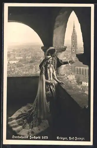 AK Landshut / Isar, Landshuter Fürstenhochzeit 1475, Fürstenpaar auf einem Turm über die Stadt blickend