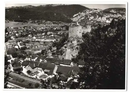 Fotografie J. Gaberell AG - Photo Thalwil, Ansicht Balsthal / Solothurn, Ortsansicht mit Burg & Eisenbahnschienen