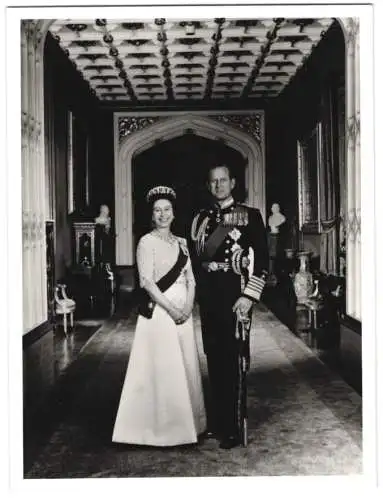 Fotografie Königin Elisabeth II. von England nebst Prinz Philipp in Parade-Uniform