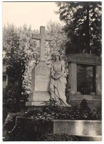 Fotografie unbekannter Fotograf, Ansicht Mainz, Friedhof, Grabstätte der Familie Jung nebst Grabstein mit Frauen-Plastik