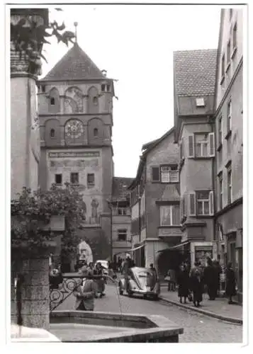 Fotografie Hans Armster, Mainz, Ansicht Wangen / Allgäu, Strassenansicht mit Stadtturm, Auto VW Käfer Ovali