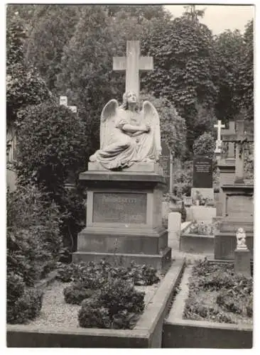 Fotografie unbekannter Fotograf, Ansicht Mainz, Friedhof, Grabstätte der Familie Peisker, Grabstein mit Engel-Plastik