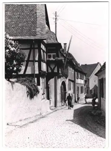 Fotografie unbekannter Fotograf, Ansicht Kiedrich / Rheingau, Dorfstrasse mit Fachwerkhaus