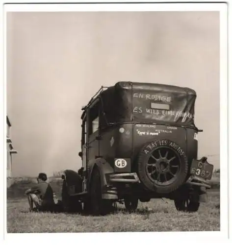 Fotografie Auto, Weltenbummler mit ausländischen Aufschriften auf dem PKW