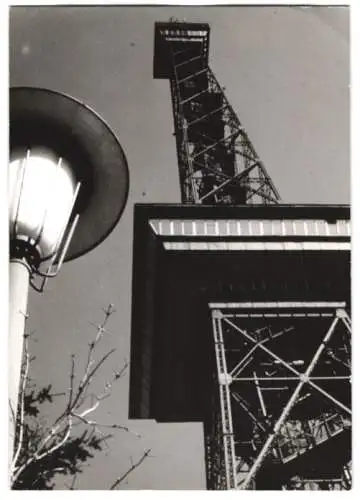 Fotografie unbekannter Fotograf, Ansicht Berlin, Funkturm / Messeturm Ausstellungsgelände am Kaiserdamm