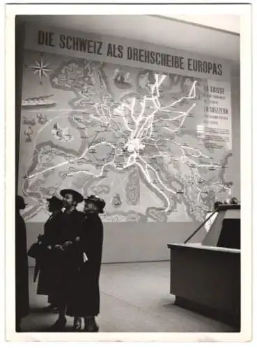 Fotografie Photopress, Zürich, Ausstellung Die Schweiz als Drehscheibe Europas, Landkarte Europa Schweizer Handelsrouten