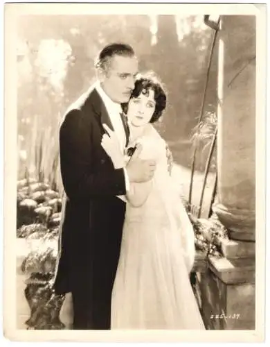 Fotografie Schauspieler Lew Cody & Gertrude Olmstead, Filmszene aus Time The Comdeian, Directed by Robert Z. Leonard