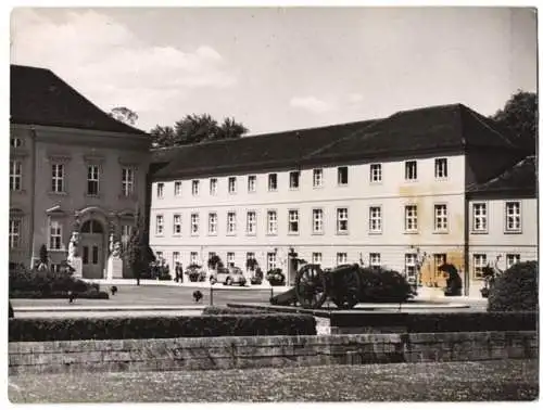 Fotografie Atlantic, Ansicht Berlin-Tiergarten, Schloss Bellevue, Schlosshof mit Geschütz