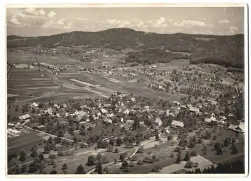 Fotografie unbekannter Fotograf, Ansicht Bonstetten, Fliegeraufnahme mit Landschaftspanorama