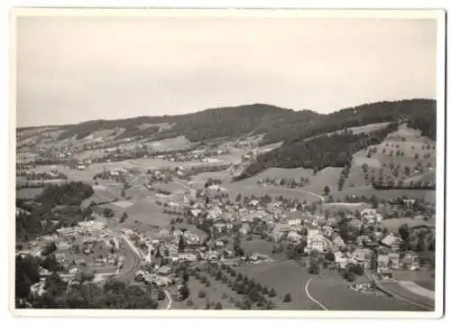 Fotografie unbekannter Fotograf, Ansicht Entlebuch, Fliegeraufnahme mit Landschaftspanorama