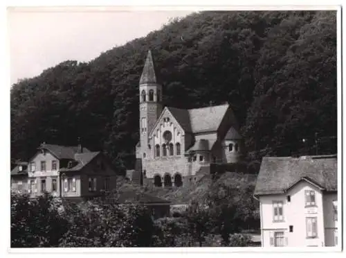 Fotografie Hans Armster, Mainz, Ansicht Schlangenbad / Taunus, Gasthaus und katholische Kirche