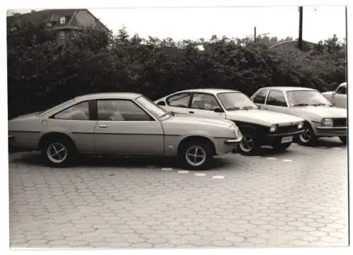 Fotografie Auto Opel Manta, Coupe auf dem Stellplatz eines Autohändler's