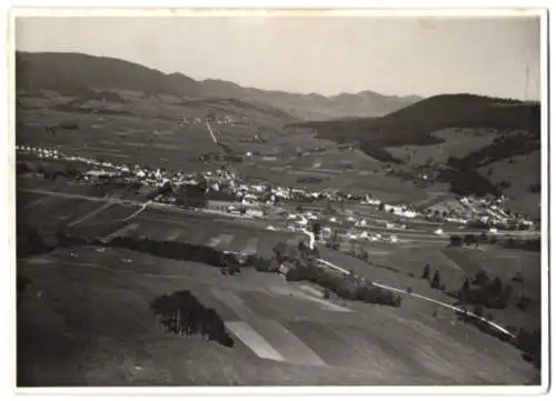 Fotografie Alpar, Bern, Ansicht Courrendlin, Fliegeraufnahme mit Landschatspanorama