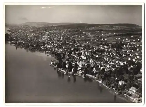 Fotografie unbekannter Fotograf, Ansicht Erlenbach / Zürichsee, Fliegeraufnahme der Ortschaft