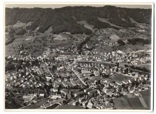 Fotografie unbekannter Fotograf, Ansicht Adliswil, Fliegeraufnahme mit Landschaftspanorama