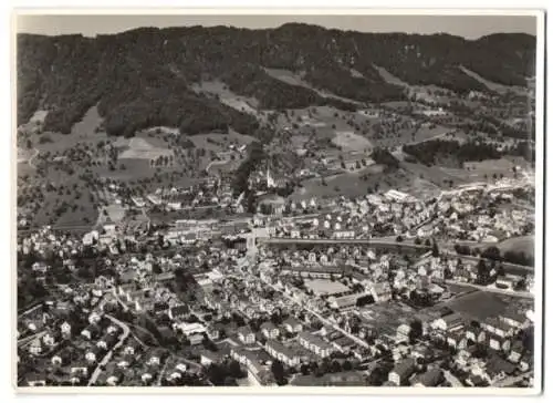 Fotografie unbekannter Fotograf, Ansicht Adliswil, Fliegeraufnahme des Ortes mit Landschaftspanorama