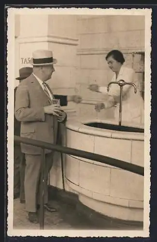 Foto-AK Ausschank von Wasser an einer Heilquelle