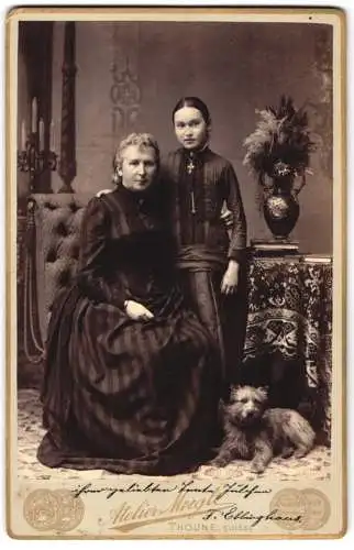 Fotografie J. Moegle, Thoune, Mutter und Tocher Ebbinghaus mit ihrem Hund