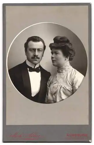 Fotografie M. Alber, Augsburg, Jesuitengasse 414, Frau im Seitenprofil mit Jugendstil Frisur, Monogramm des Fotografen