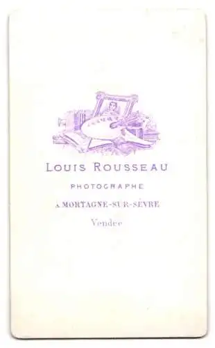 Fotografie Louis Rousseau, Mortagne-sur-Sevre, französische Mutter mit ihrem Kind auf dem Schoss