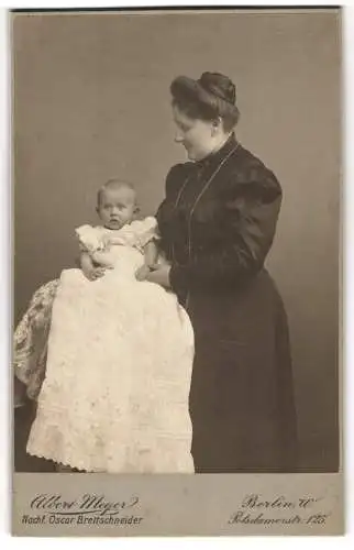 Fotografie Albert Meyer, Berlin, Potsdamerstr. 125, Mutter im schwarzen Kleid mit ihrem Kind, Mutterglück