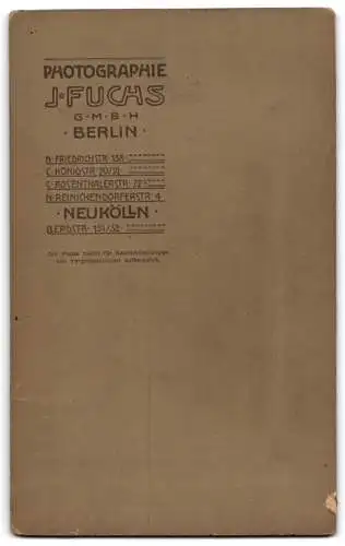 Fotografie J. Fuchs, Berlin, Mutter mit ihrem Kind im Wickel, Mutterglück