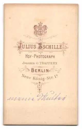 Fotografie Julius Zschille, Berlin, junge Frau mit langem geflochtenen Zopf im dunklen Kleid