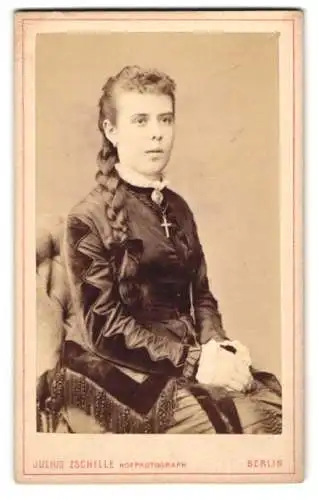 Fotografie Julius Zschille, Berlin, junge Dame im dunklen Kleid mit geflochtenem Zopf, 1880