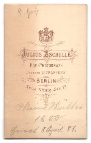 Fotografie Julius Zschille, Berlin, junge Dame im dunklen Kleid mit geflochtenem Zopf, 1880