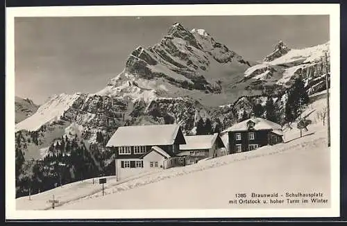 AK Braunwald, Schulhausplatz mit Ortstock und hoher Turm im Winter