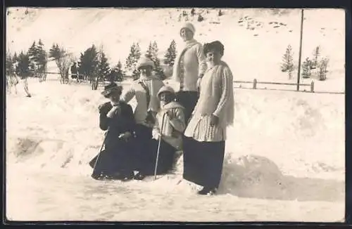 AK St. Moritz, Gruppe von Frauen im Schnee