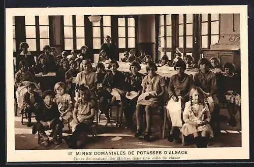 AK Ensisheim, Mines Domaniales de Potasses d`Alsace, Cours de couture des fillettes dans une salle de classe