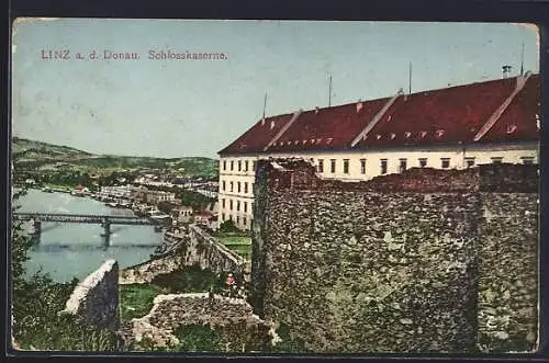 AK Linz a. d. Donau, Schlosskaserne mit Stadtblick