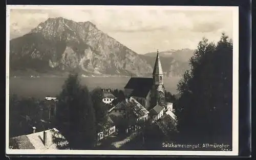 AK Altmünster /Salzkammergut, Teilansicht mit Kirche und Bergblick aus der Vogelschau