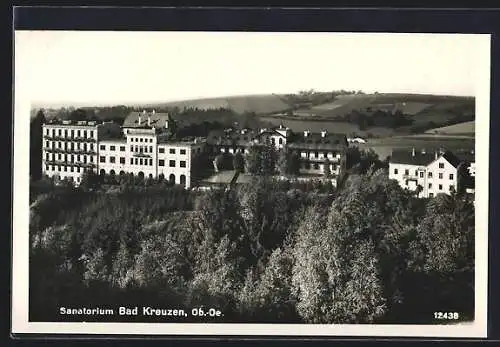 AK Bad Kreuzen /Ob.-Oe., Sanatorium Bad Kreuzen mit Umgebung aus der Vogelschau