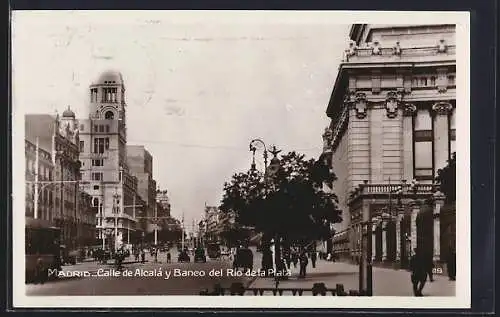 AK Madrid, Calle de Alcalá y Banco del Rio de la Plata, Strassenbahn, Pferdekutsche